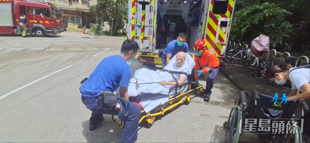 一名老翁不良於行,獲安排上救護車休息。 一名老翁不良於行,獲安排上救護車休息。