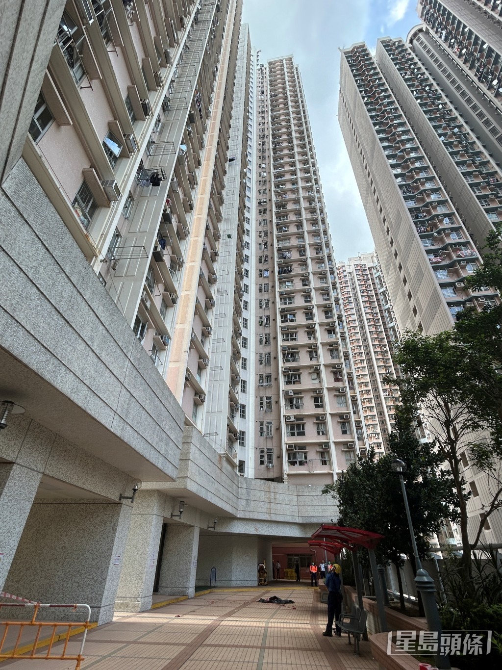 婦人墮樓當場身亡。 婦人墮樓當場身亡。