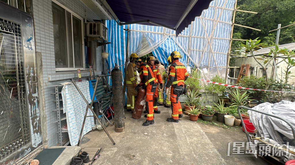 大批消防到場救出事主。梁國峰攝 大批消防到場救出事主。梁國峰攝
