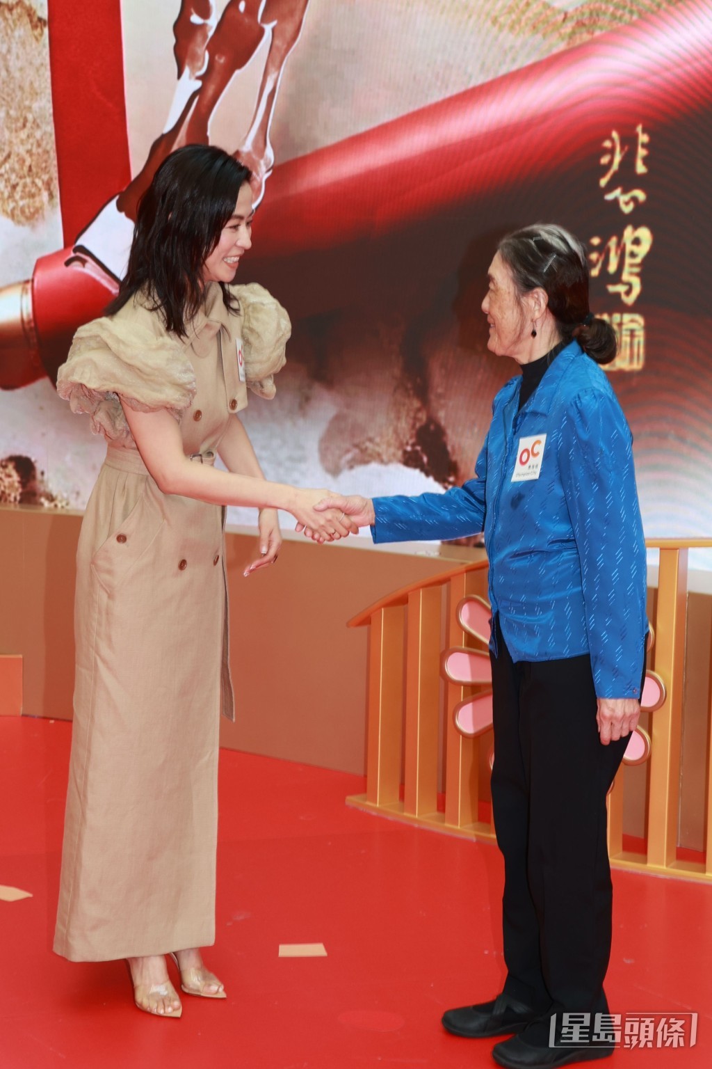 宣萱獲著名畫家徐悲鴻的女兒徐芳芳，親送父親的《立馬》版畫作紀念。