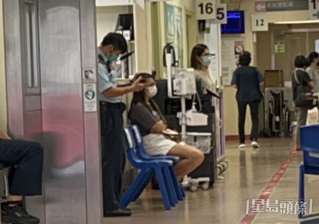 工友陪同傷者送院。林思明攝 工友陪同傷者送院。林思明攝