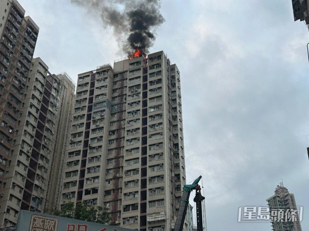 火光熊熊,濃煙衝天。 火光熊熊,濃煙衝天。