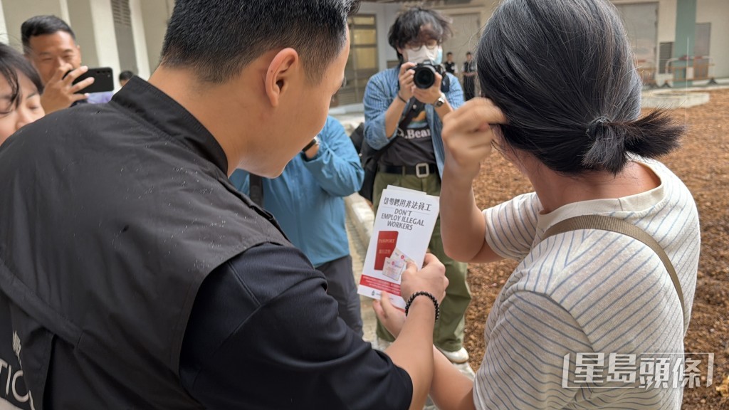 入境處人員向居民派發勿聘用非法勞工宣傳單張。梁國峰攝 入境處人員向居民派發勿聘用非法勞工宣傳單張。梁國峰攝