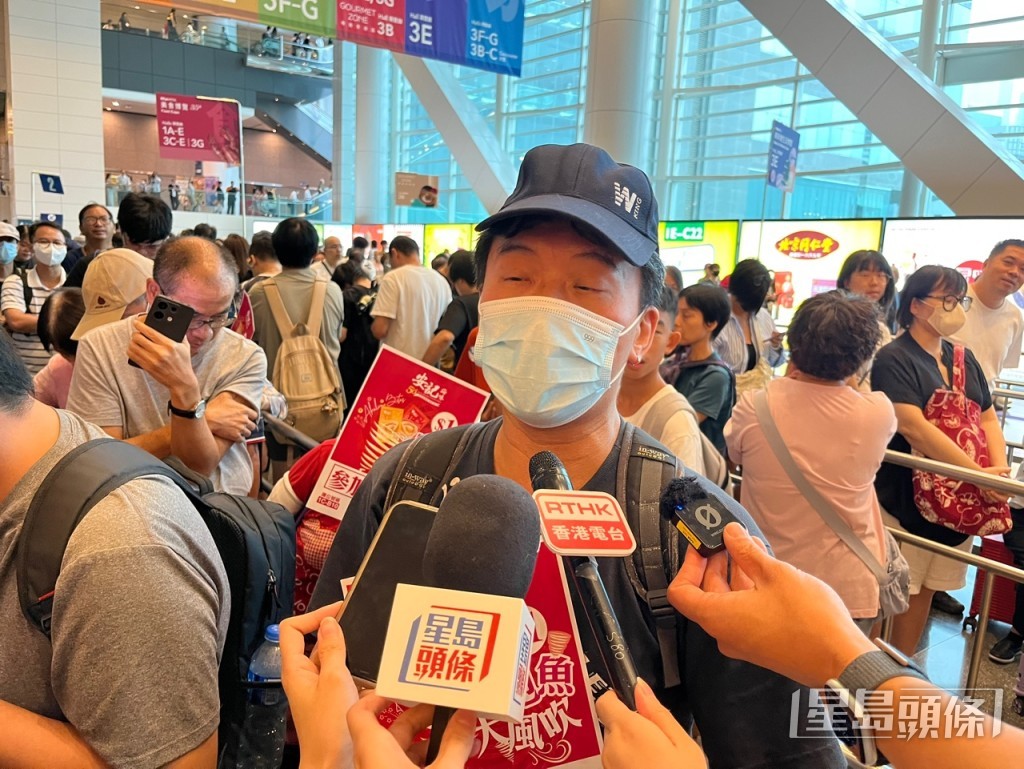 李先生昨晚已從九龍區到達會展通宵排隊。