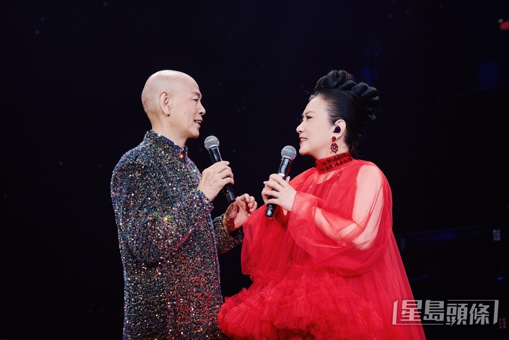 羅家英在演唱會中途登台,拿出一枝玫瑰花送給汪明荃。 羅家英在演唱會中途登台,拿出一枝玫瑰花送給汪明荃。