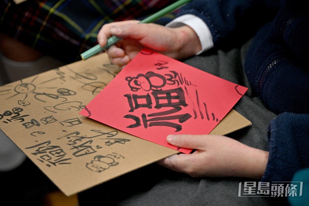部分学生不仅专注写“福”，更发挥创意，在红纸上添绘各式吉祥图案。