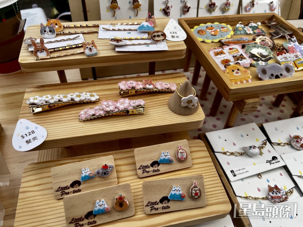 Jeannie表示自己的作品以動物為主題,產品包括熱縮片、飾物及插畫紙製品等。 Jeannie表示自己的作品以動物為主題,產品包括熱縮片、飾物及插畫紙製品等。