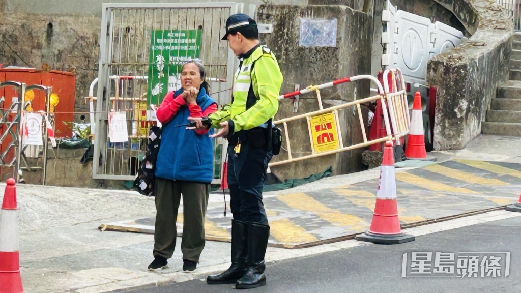 在樹下等候的女傭。