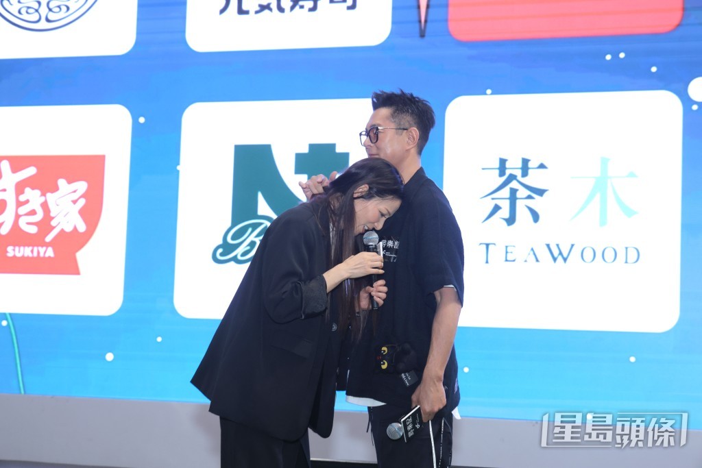 滕丽名与古天乐重演大结局中善柔伏在项少龙心口、试探三女共侍一夫的一幕。