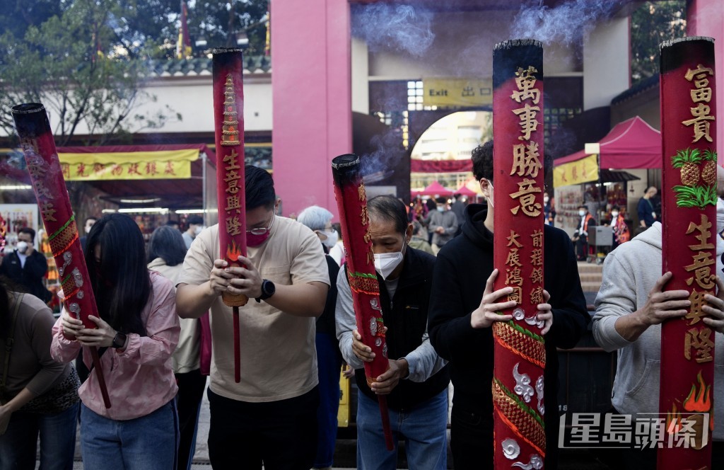 新春期間,華人廟宇委員會免費贈送開光「太歲卡」及「財神卡」予善信。資料圖片 新春期間,華人廟宇委員會免費贈送開光「太歲卡」及「財神卡」予善信。資料圖片