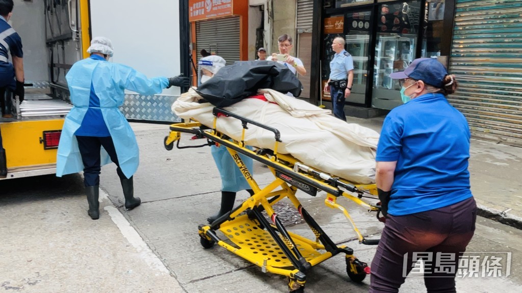 死者遺體由仵工移離現場。 死者遺體由仵工移離現場。