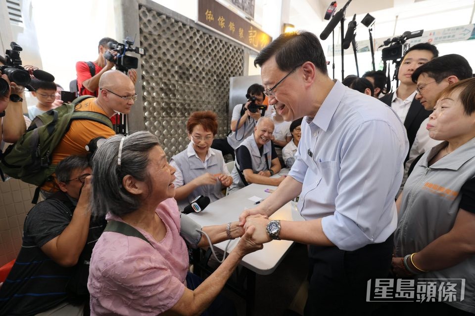 李家超(右二)到訪牛頭角下邨與長者交流。李家超FB圖片 李家超(右二)到訪牛頭角下邨與長者交流。李家超FB圖片