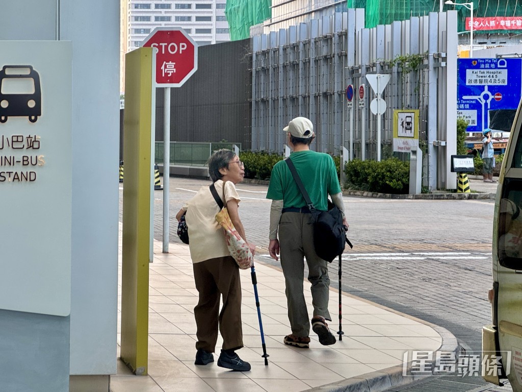 記者在兒童醫院門口留意到有一對年長夫婦手撐拐杖在問路。 記者在兒童醫院門口留意到有一對年長夫婦手撐拐杖在問路。