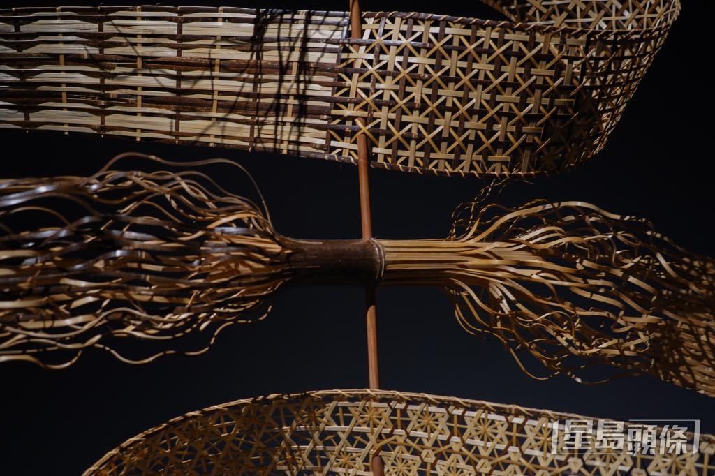 林嘉裕在作品《箭一》中,將一根竹筒兩邊各破開64份,一邊保留竹皮,一邊保留竹肉。 林嘉裕在作品《箭一》中,將一根竹筒兩邊各破開64份,一邊保留竹皮,一邊保留竹肉。