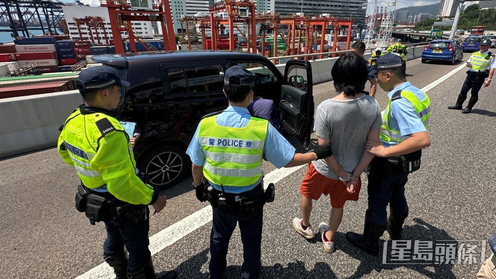 警员截停毒品快餐车。梁国峰摄 警员截停毒品快餐车。梁国峰摄