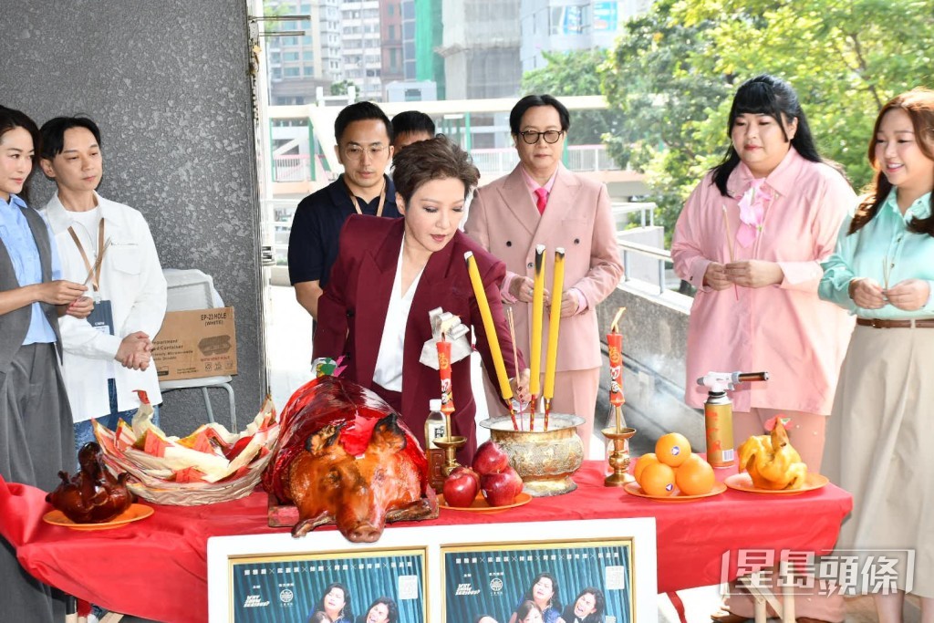 劉雅麗誠心上香。