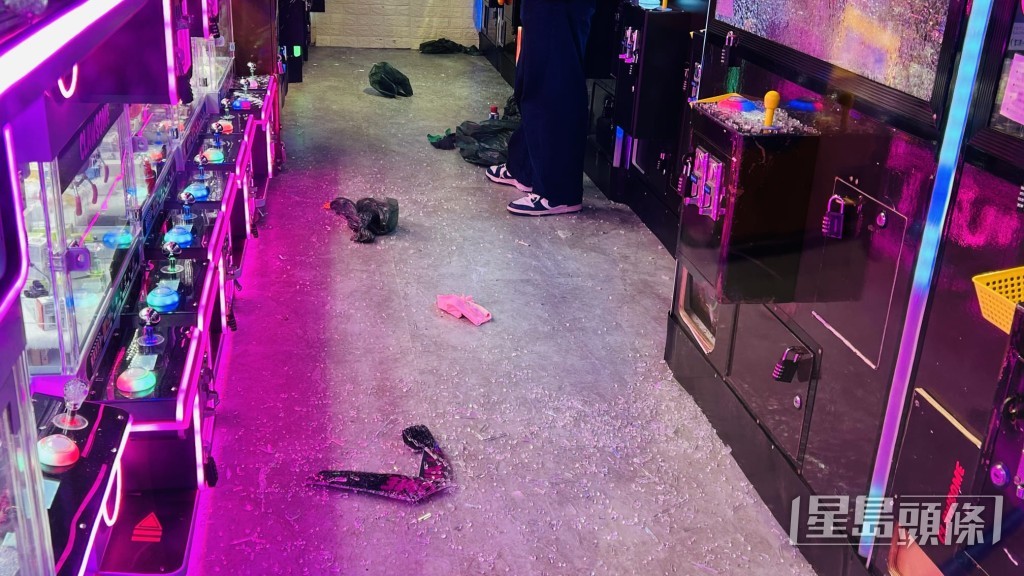 其中一間店舖內,地下遺留一把錘仔及斑斑血迹,懷疑兇徒進行破壞時不慎弄傷。蔡楚輝攝 其中一間店舖內,地下遺留一把錘仔及斑斑血迹,懷疑兇徒進行破壞時不慎弄傷。蔡楚輝攝