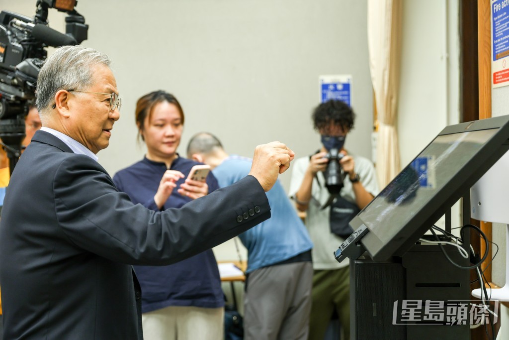 梁榮武示範使用裸眼三維立體顯示器。 梁榮武示範使用裸眼三維立體顯示器。