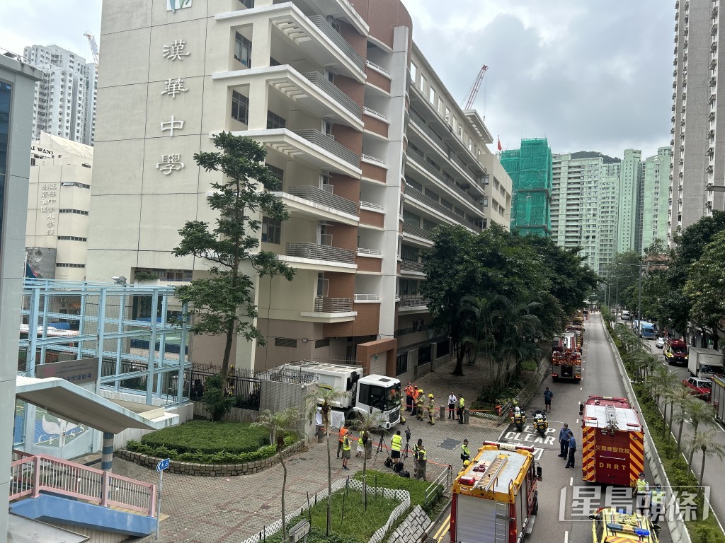 當時垃圾車沿富欣道倒車駛入漢華中學收垃圾期間，撞倒途經的老婦。楊偉亨攝