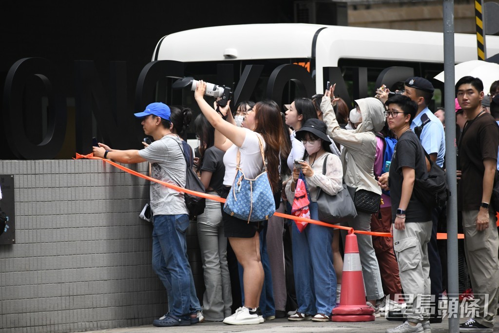 巿民帶備長鏡頭，希望拍得運動員風采。何健勇攝
