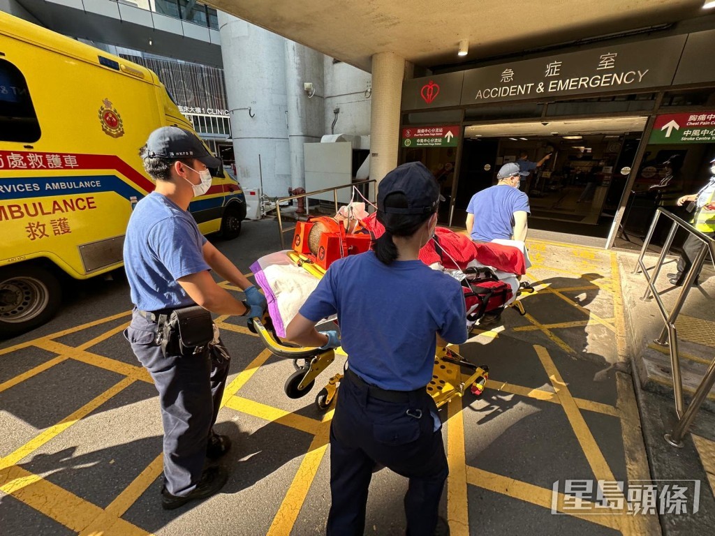 獲救男子清醒送院。黃文威攝 獲救男子清醒送院。黃文威攝