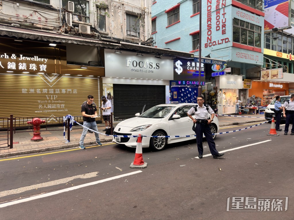 警員圍封賊車。 警員圍封賊車。