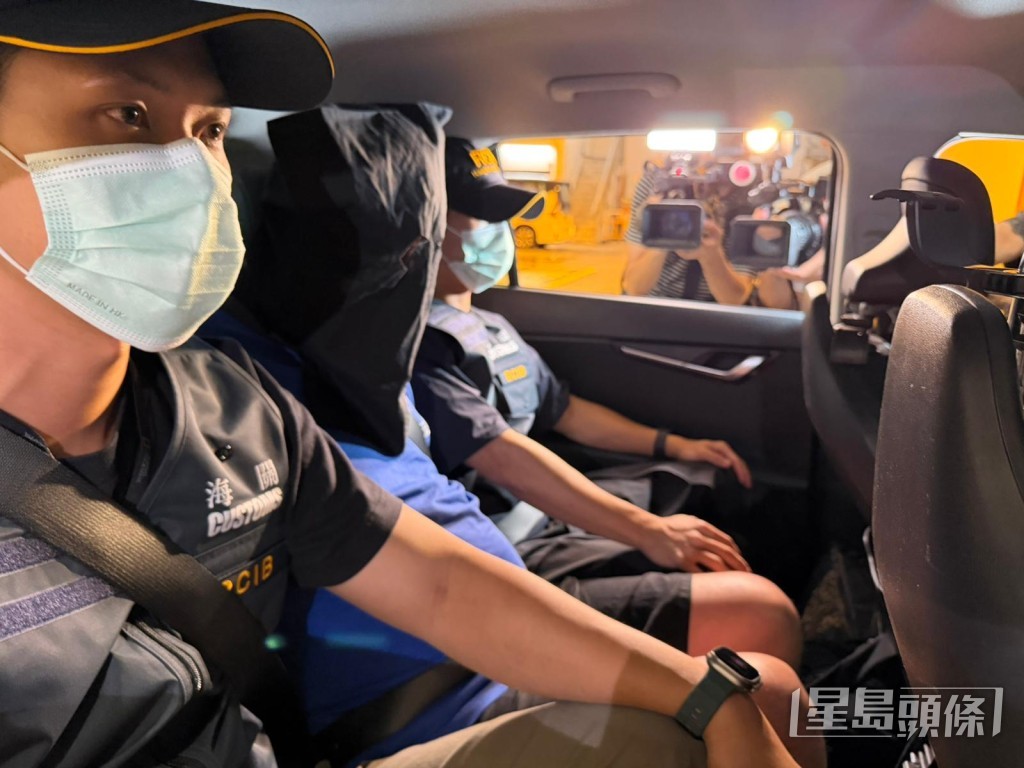 兩名處理貨物的46歲及54歲中國籍無業男子被捕。曾志恆攝 兩名處理貨物的46歲及54歲中國籍無業男子被捕。曾志恆攝
