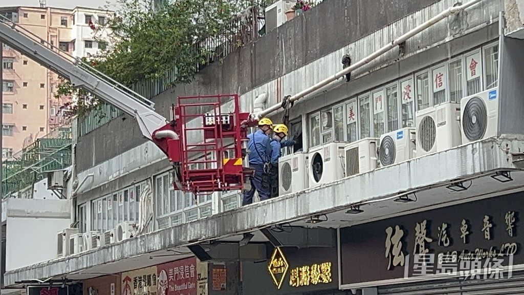 消防升雲梯先進入一間教會天井。蔡楚輝攝 消防升雲梯先進入一間教會天井。蔡楚輝攝