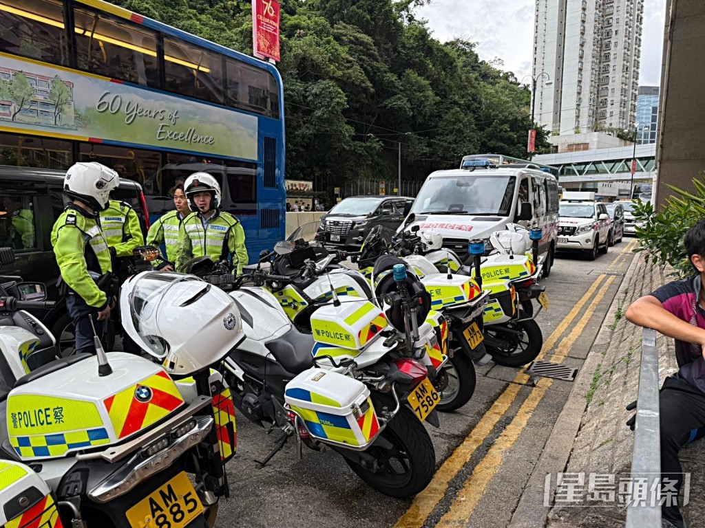 大批警員到場戒備。讀者提供 大批警員到場戒備。讀者提供