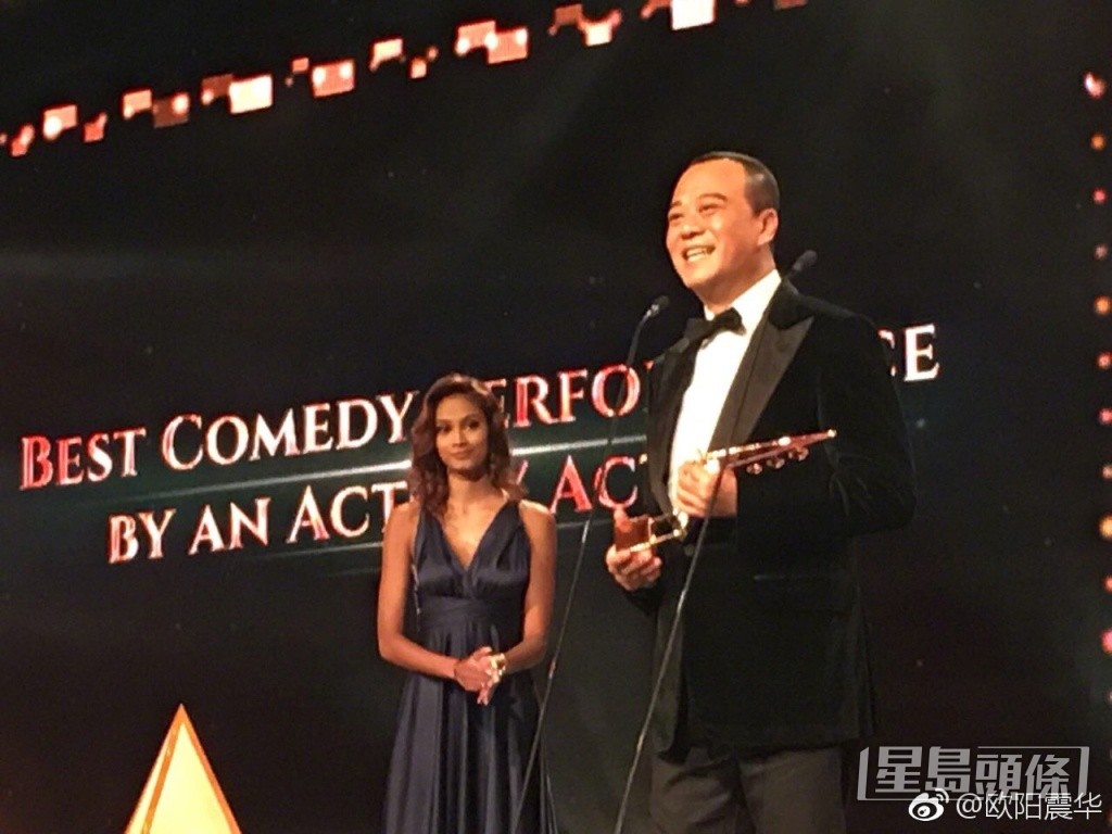 2017年华哥凭剧集《一屋老友记》，夺“亚洲电视大奖”最佳喜剧演员。