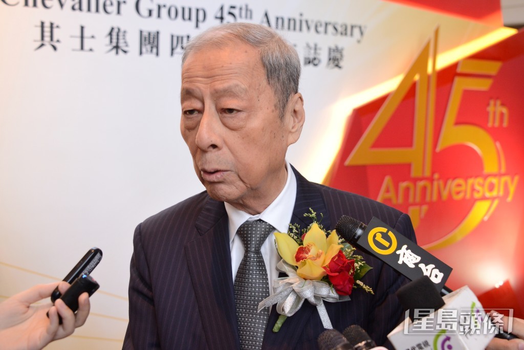 被告方昨日庭上播放其士集團2015年45周年晚會片段,反駁周莉莉稱周亦卿演講時口齒不清之說,周莉莉今日指該片段經過刪剪。資料圖片 被告方昨日庭上播放其士集團2015年45周年晚會片段,反駁周莉莉稱周亦卿演講時口齒不清之說,周莉莉今日指該片段經過刪剪。資料圖片