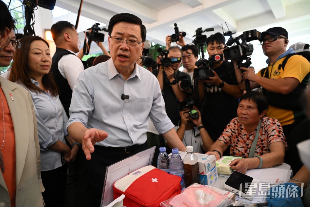 李家超透露自己小時候在蘇屋邨長大。蘇正謙攝 李家超透露自己小時候在蘇屋邨長大。蘇正謙攝