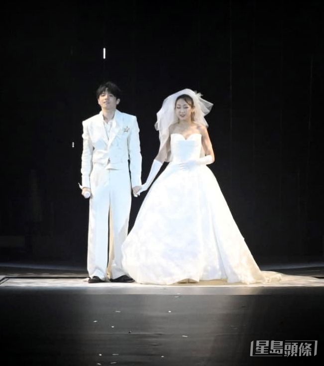 Ian與一位女舞者以新郎新娘造型登場。 Ian與一位女舞者以新郎新娘造型登場。