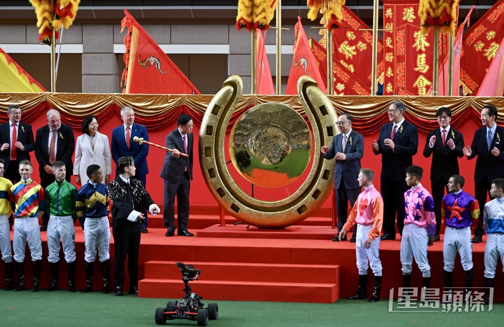行政長官李家超中午出席並主持醒獅點睛儀式。蘇正謙攝 行政長官李家超中午出席並主持醒獅點睛儀式。蘇正謙攝