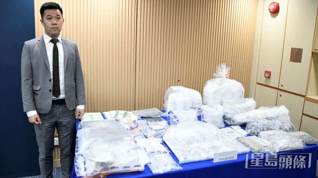 元朗警區反三合會行動組督察聶鎮緯講述案情。 元朗警區反三合會行動組督察聶鎮緯講述案情。