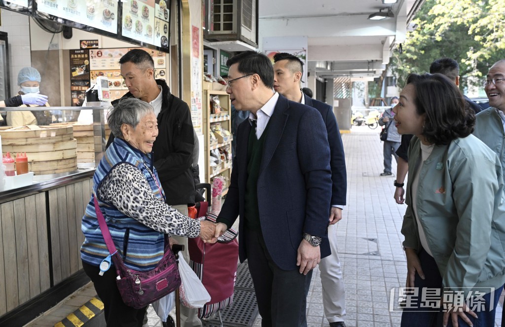 李家超(中)与麦美娟(右一)率领关爱队前往何文田爱民邨探访基层家庭。苏正谦摄 李家超(中)与麦美娟(右一)率领关爱队前往何文田爱民邨探访基层家庭。苏正谦摄