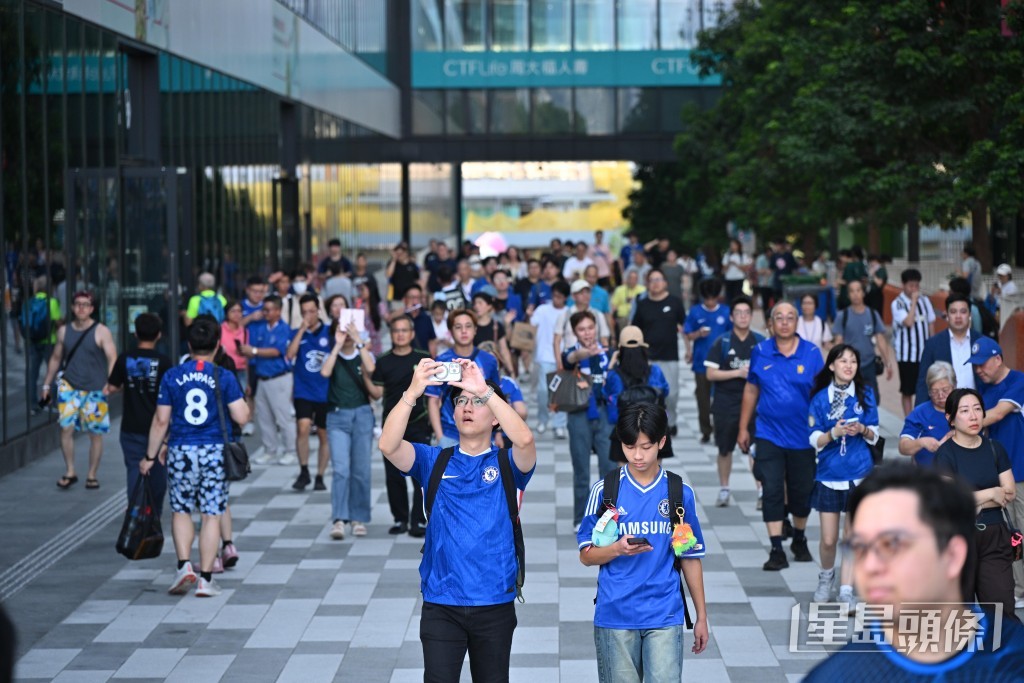 「香港足球盛會2026」今晚上演第二場頂級足球盛宴,不少球迷穿上球衣,悉心打扮,帶備應援物品到場觀看比賽。 「香港足球盛會2026」今晚上演第二場頂級足球盛宴,不少球迷穿上球衣,悉心打扮,帶備應援物品到場觀看比賽。
