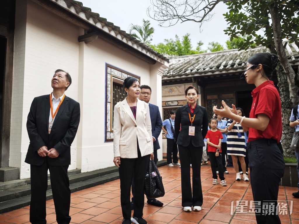 委員聽取人員介紹瓊崖舊址的歷史。 委員聽取人員介紹瓊崖舊址的歷史。
