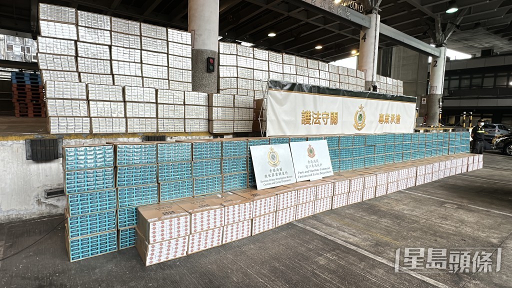 海關「截源行動」檢獲4,900萬支私煙,估計市值2億2千萬元。劉漢權攝 海關「截源行動」檢獲4,900萬支私煙,估計市值2億2千萬元。劉漢權攝
