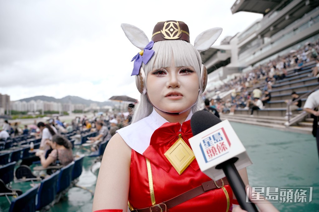 深圳遊客青雨特意cosplay 《賽馬娘 PrettyDerby 》中的角色來沙田馬場感受氣氛。蘇正謙攝 深圳遊客青雨特意cosplay 《賽馬娘 PrettyDerby 》中的角色來沙田馬場感受氣氛。蘇正謙攝