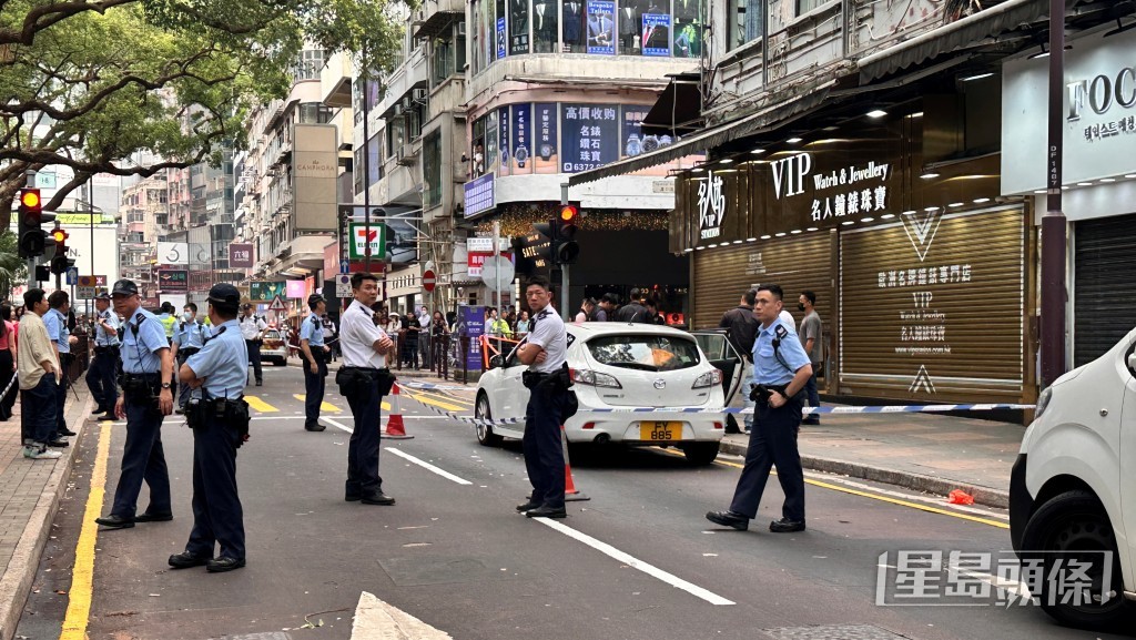 大批警員圍封現場調查。 大批警員圍封現場調查。