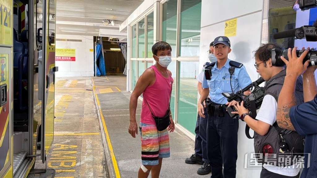 男子遭狗咬傷右腳送院。梁國峰攝 男子遭狗咬傷右腳送院。梁國峰攝