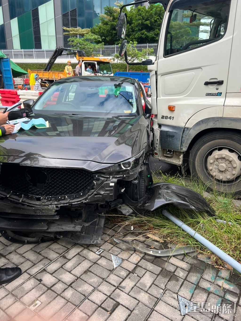 私家車左車頭嚴重損毀。讀者提供 私家車左車頭嚴重損毀。讀者提供