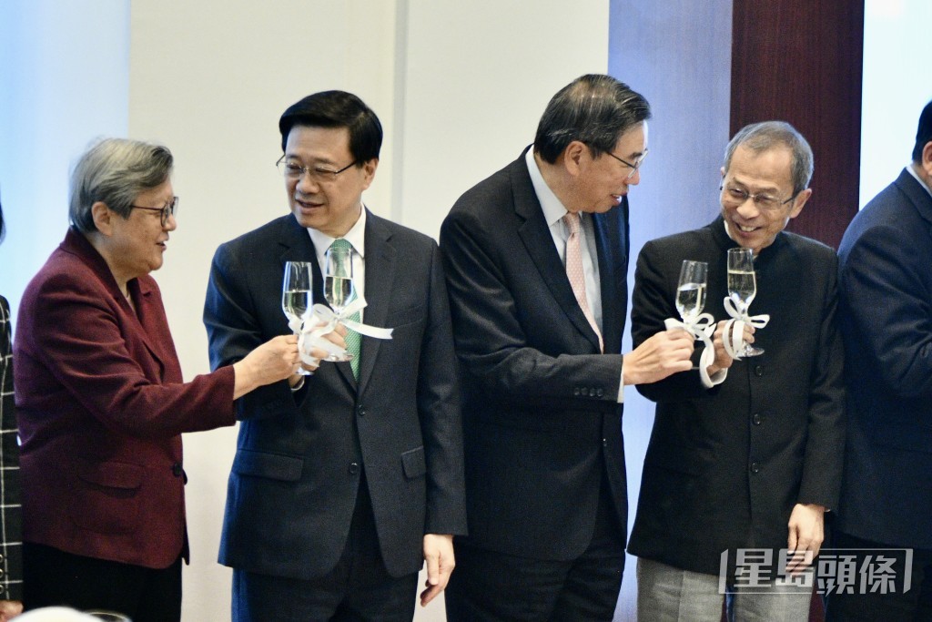 李家超（左二）、梁君彦（右二）、范徐丽泰（左一）、曾钰成（右一）及一众嘉宾上台祝酒。卢江球摄