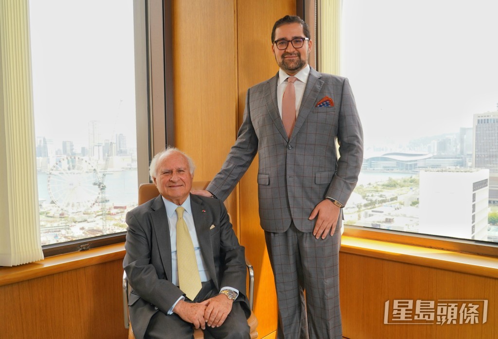 嘉道理父子分享，家族成員一直謹記「榮譽伴隨責任與義務」。