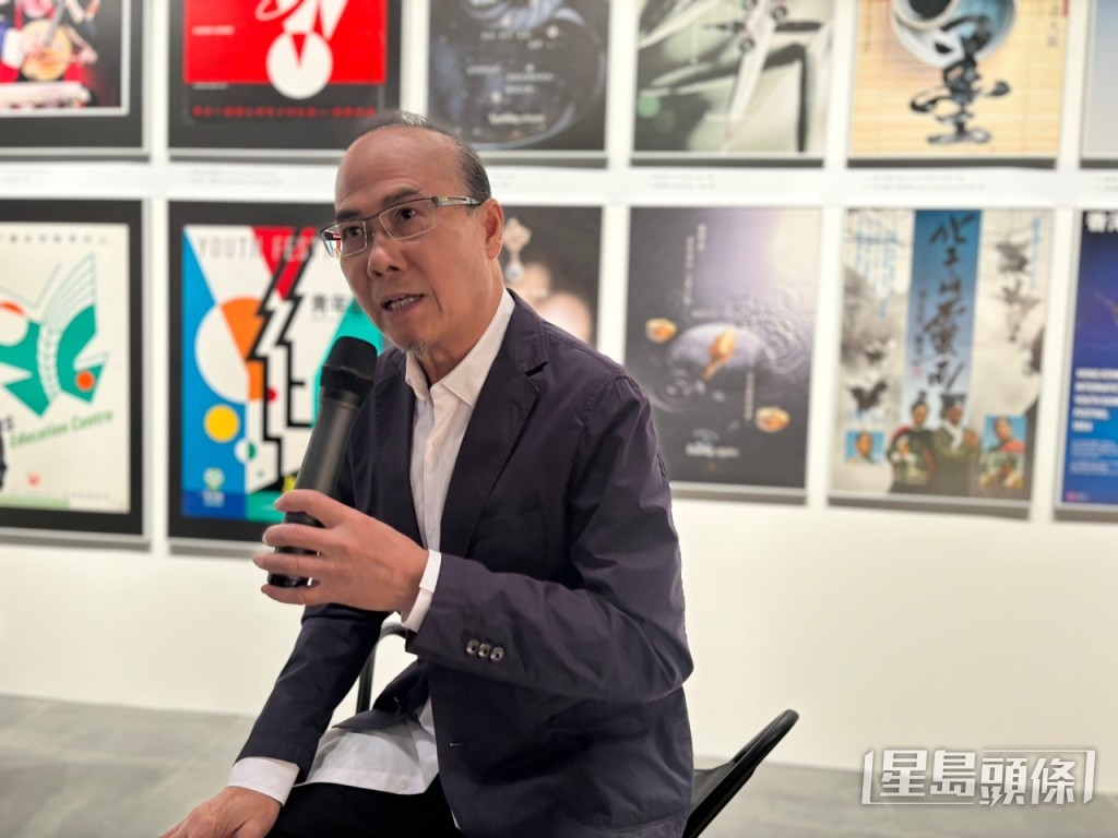 曾任區旗區徽圖案評選委員會委員的韓秉華。脫芷晴攝