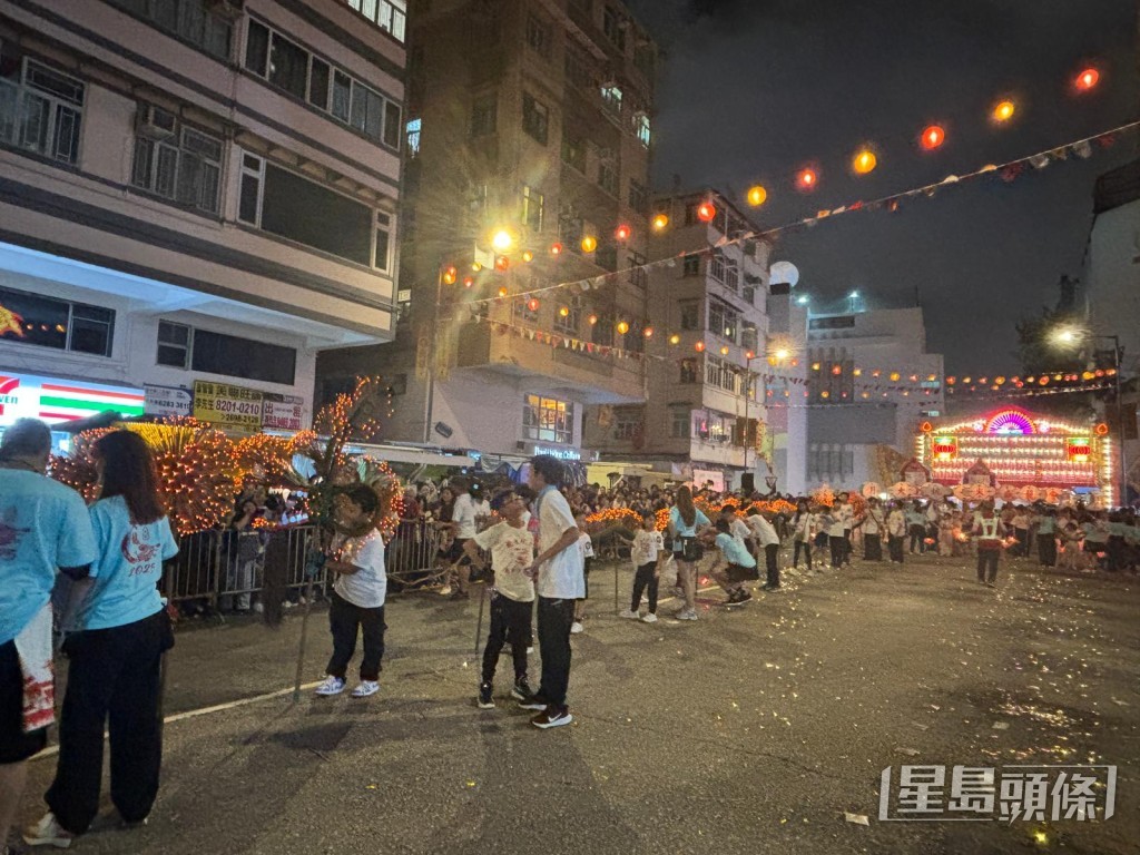 火舞點睛後由蓮花宮出發。郭穎彤攝