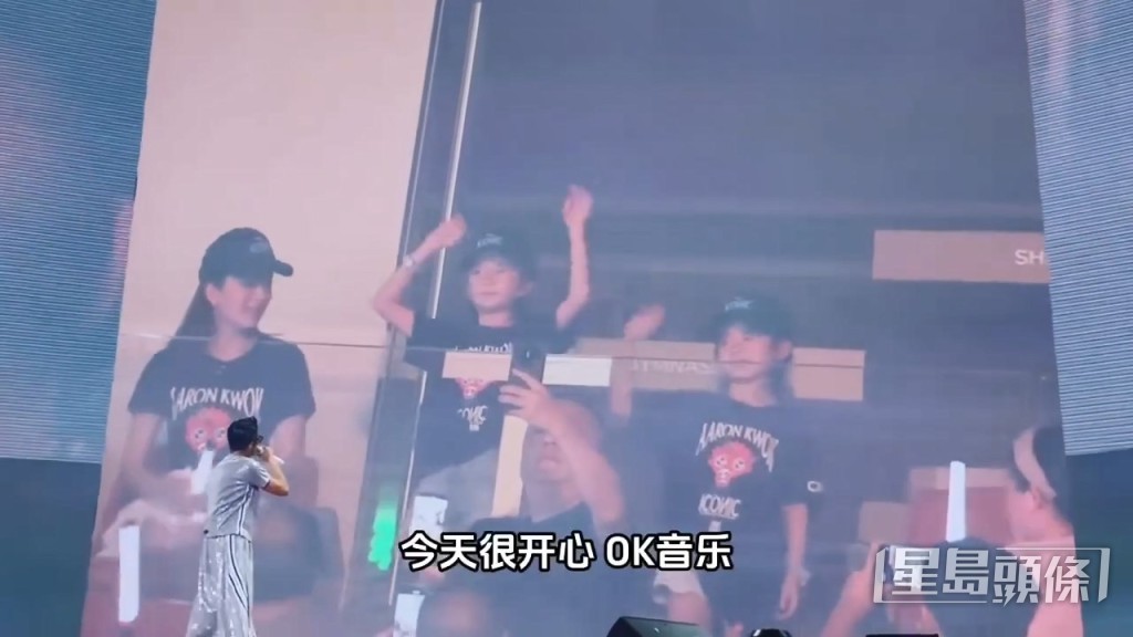 郭富城與兩女跳〈Baby Shark〉改編版的「鯊魚舞」。