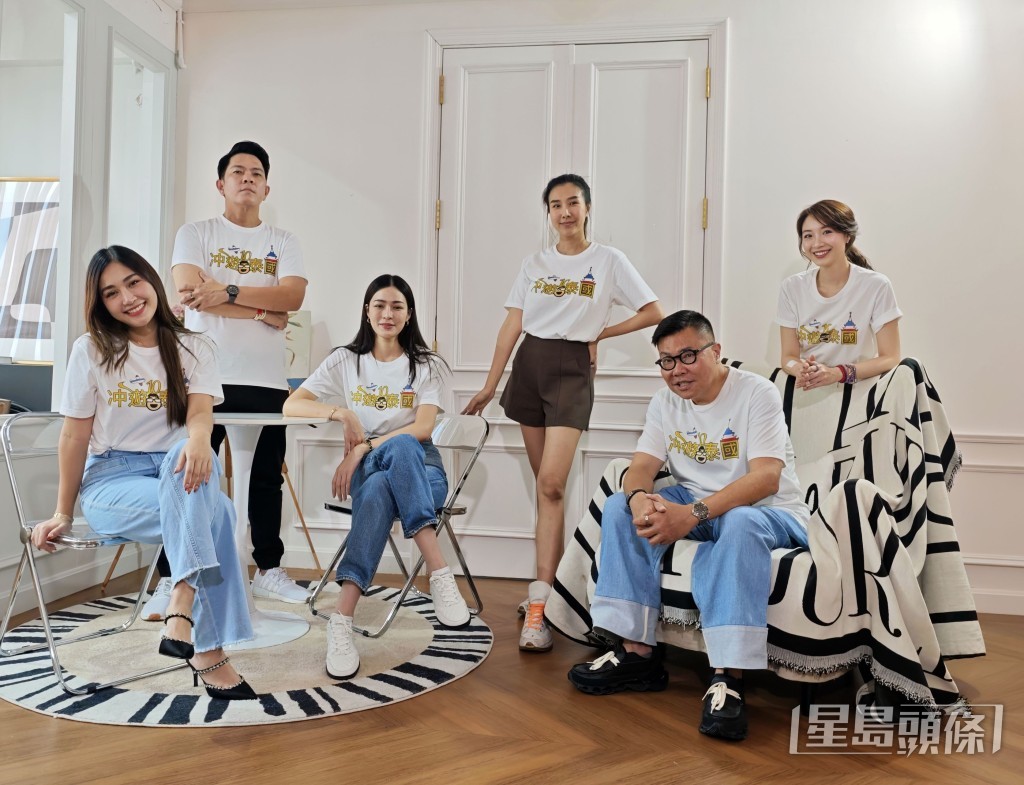 「冬蔭家族」大合照中，「女神」鄺玲玲(左3)同冬薩妹(右3)喺C位，