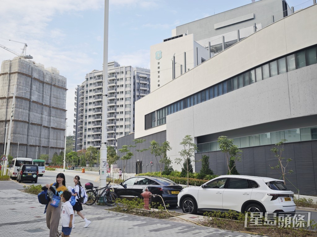 居屋住戶已入伙、區內小學已啟用。陳俊豪攝 居屋住戶已入伙、區內小學已啟用。陳俊豪攝